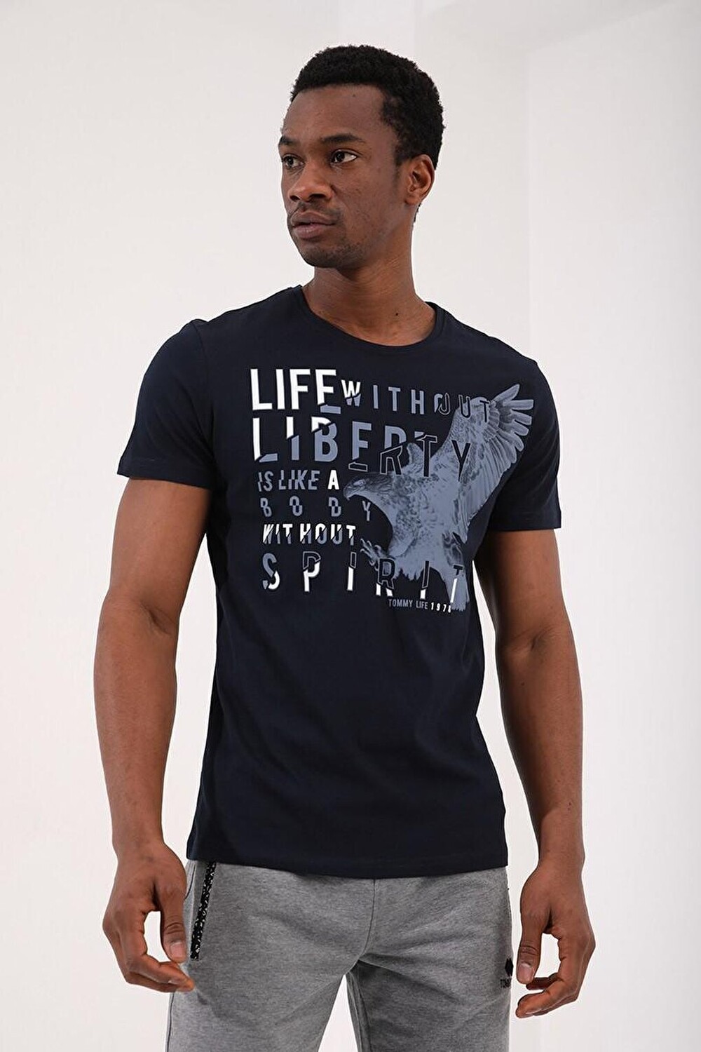 

Темно-синяя мужская футболка стандартного кроя с принтом орла и круглым вырезом TOMMYLIFE, Синий, Темно-синяя мужская футболка стандартного кроя с принтом орла и круглым вырезом TOMMYLIFE