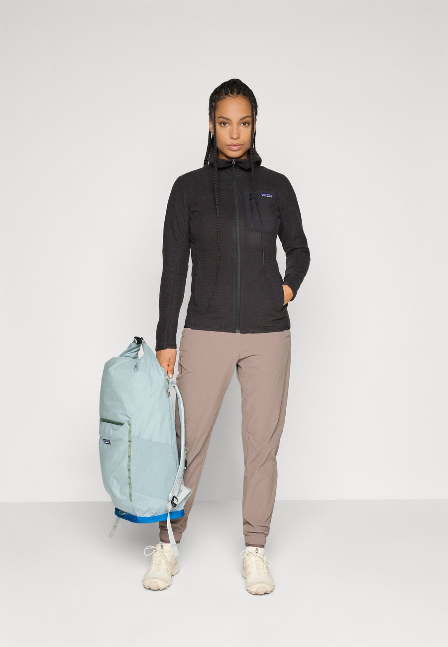 Флисовая куртка Patagonia R1 AIR FULL ZIP HOODY, Black — фото 2