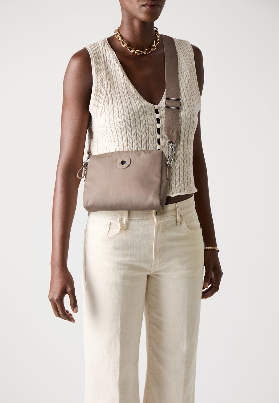 

Сумка кросс-боди JOOP! Jeans GIOCOSO 1.0 LORETTA SHOULDER, Fungi/Beige