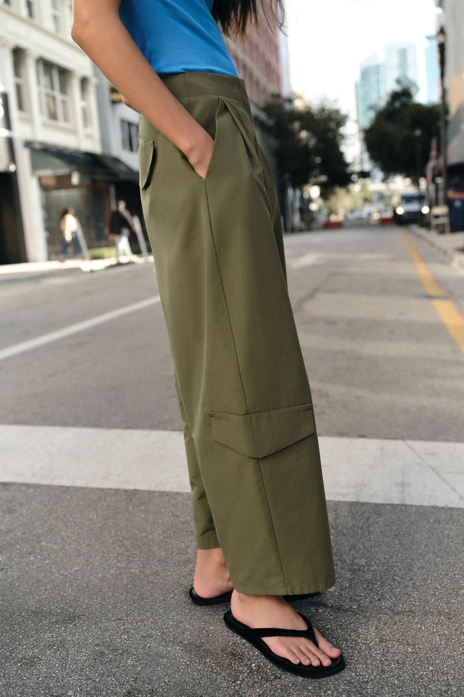 Плиссированные брюки с петлей для ремня сзади Zara, хаки — фото 4