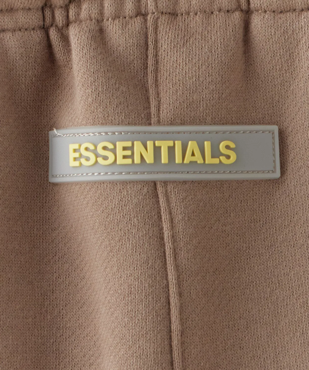 Спортивные брюки Fear of God Essentials Kids с логотипом, светло-бежевые — фото 4