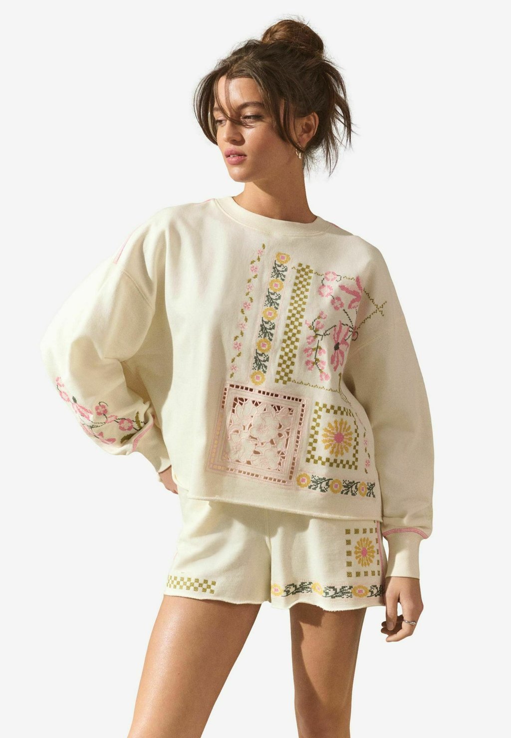 

Толстовка REGULAR FIT - PRETTY EMBROIDERED GRAPHIC CREWNECK Next, бежевый