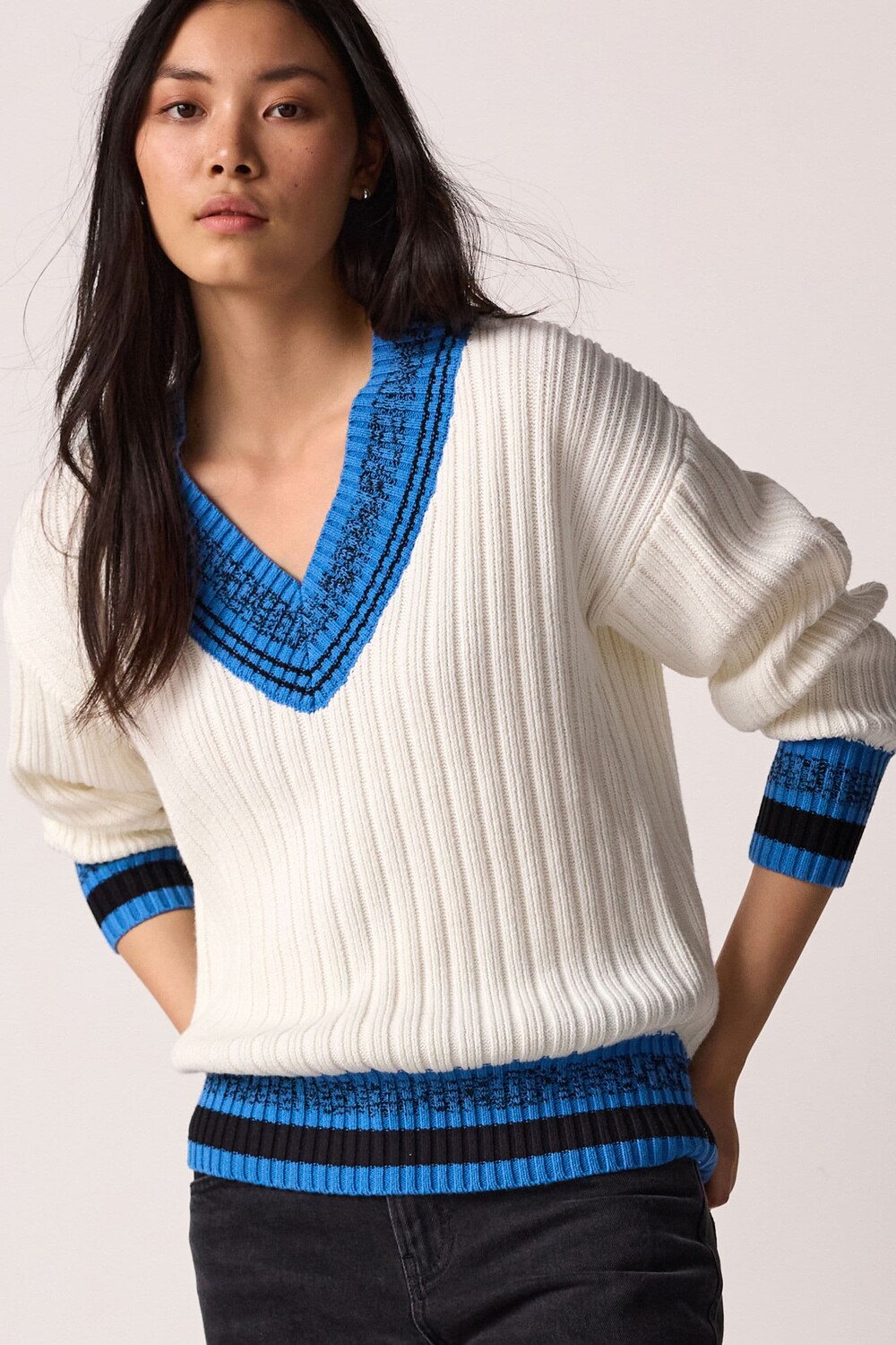 

Контрастный джемпер с V образным вырезом, ребристый трикотажный джемпер Next, белый