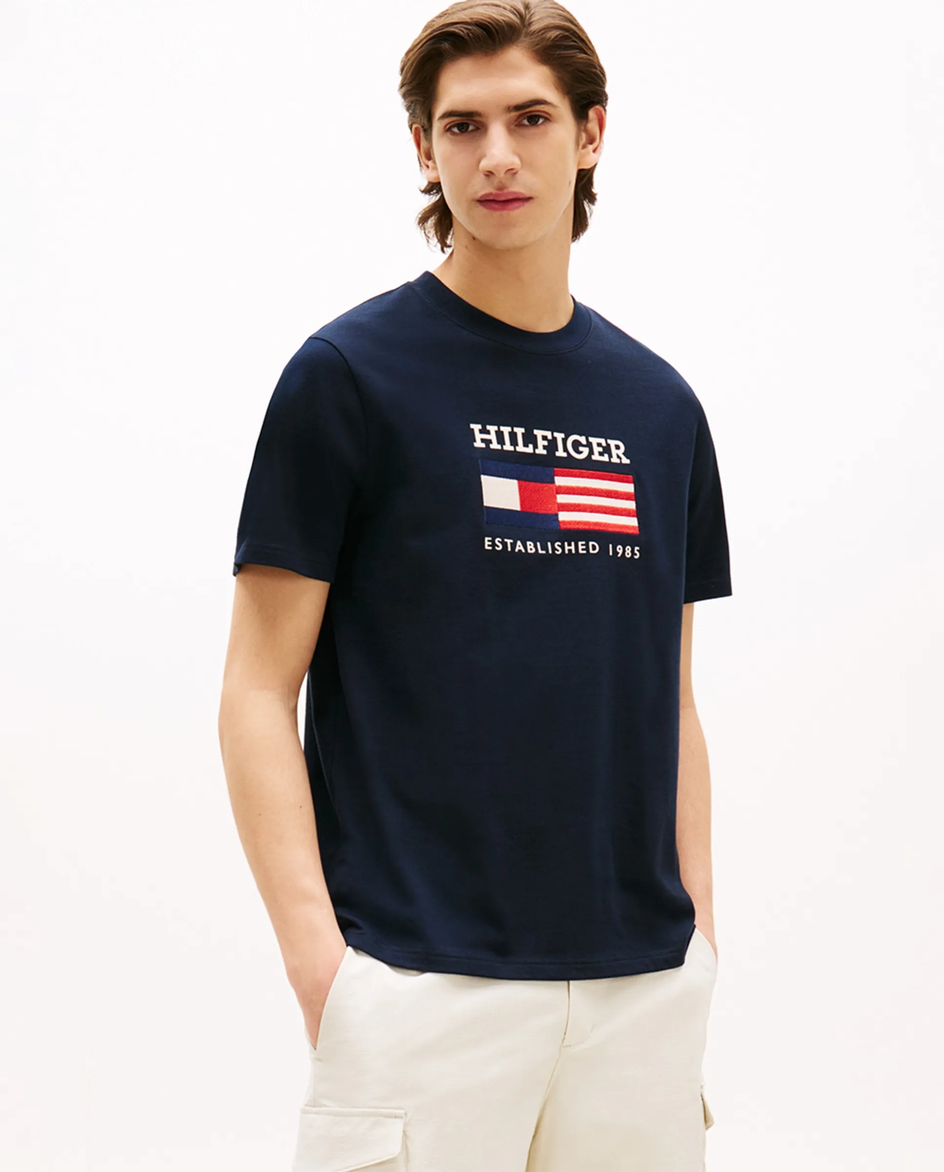 

Мужская футболка с коротким рукавом и вышитым логотипом по центру Tommy Hilfiger, темно-синий