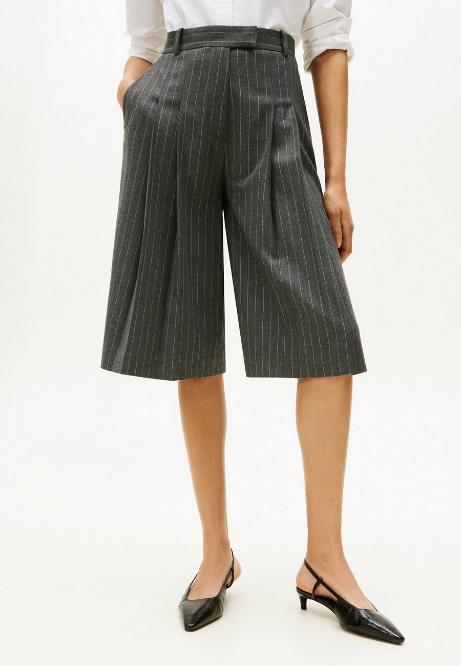

Шорты Tommy Hilfiger PINSTRIPE OVERSIZED CULOTTES, Mid Grey Heather Pinstripe/Dark Grey