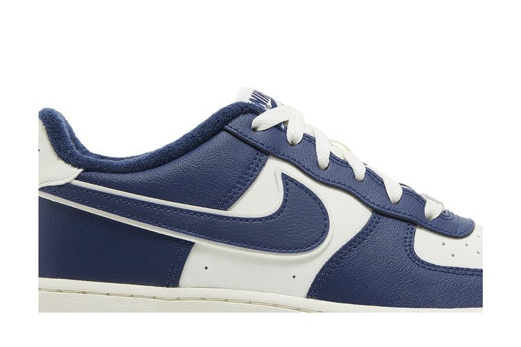 Кроссовки Nike Air Force 1 LV8 3 GS 'College Pack - Midnight Navy', синий — фото 3