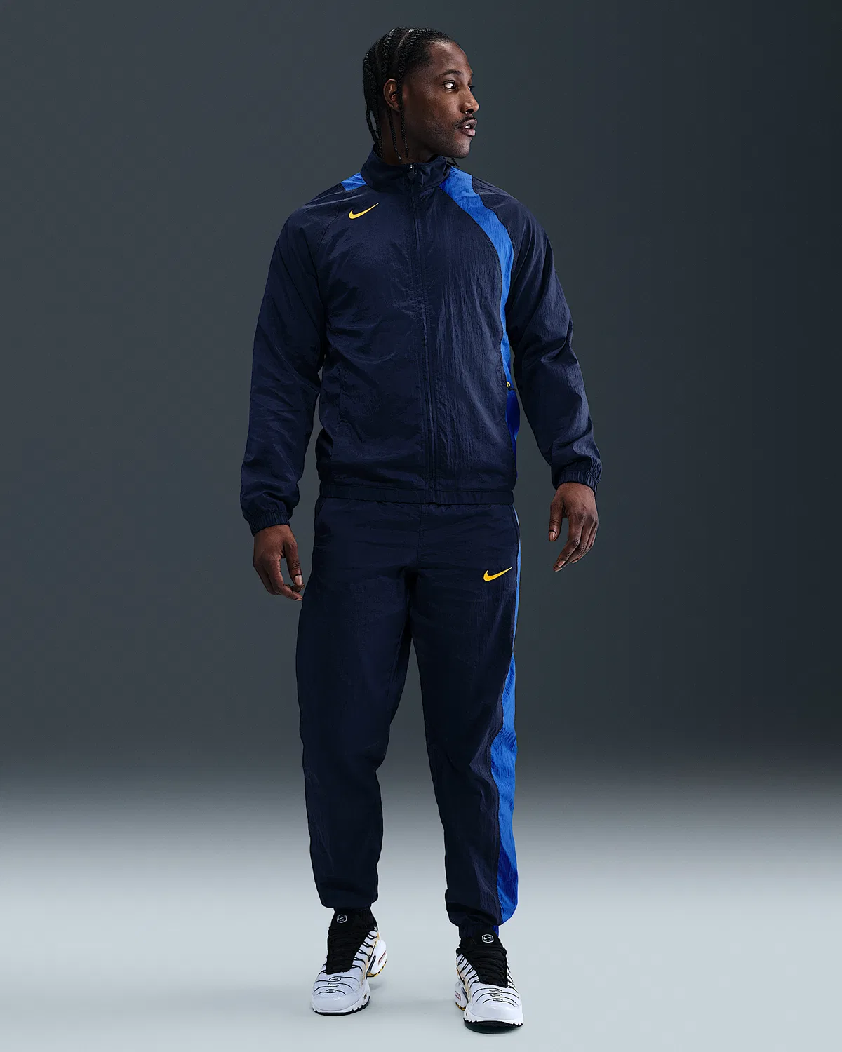 Мужская ветровка Nike Total 90 Repel Soccer Track, Midnight Navy/Game Royal/Lightning — фото 4