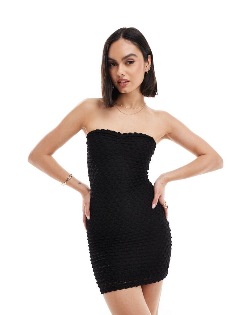 

Bershka – черное фактурное мини-платье