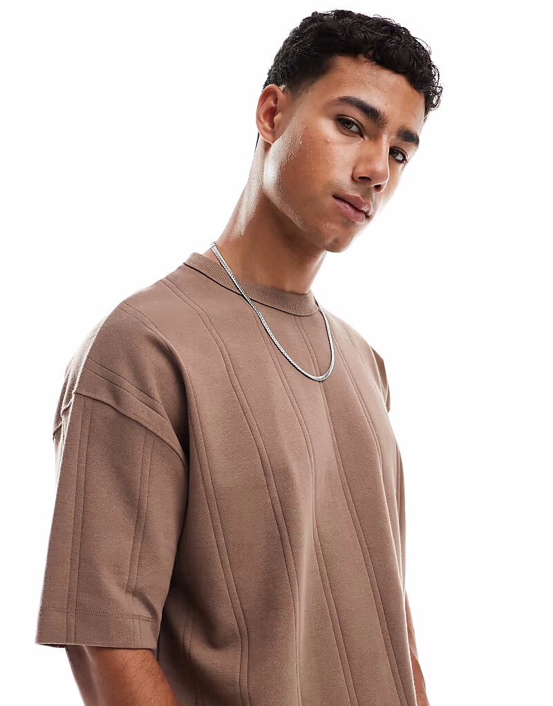 

Футболка свободного кроя с фактурной отделкой в ​​рубчик от ASOS DESIGN коричневого цвета