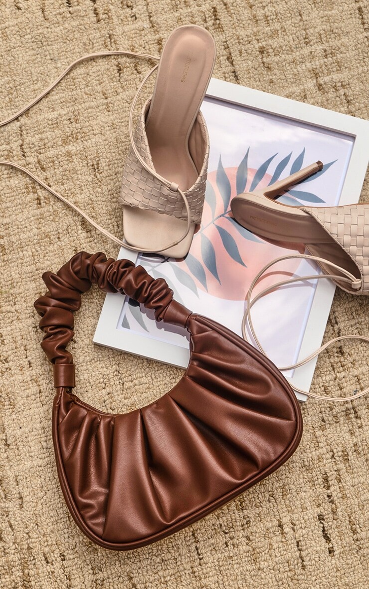 

PrettyLittleThing Сумка на плечо Chocolate Extreme с рюшами и ручкой