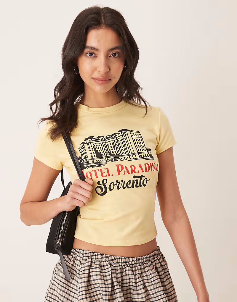 

Детская футболка ASOS DESIGN с изображением отеля желтого цвета