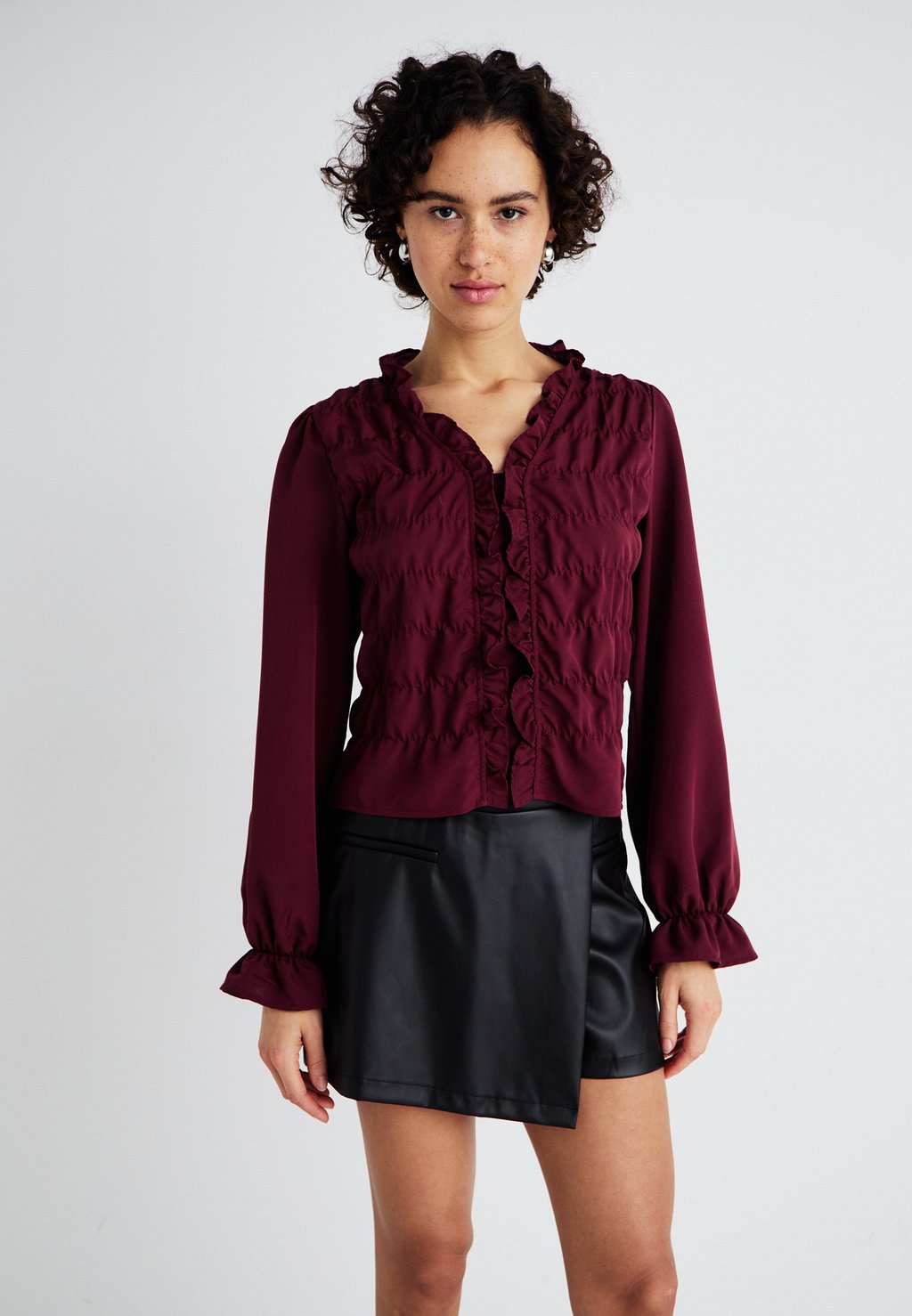 

Блуза PCDEMMIE V NECK FRILL Pieces, винно-красный