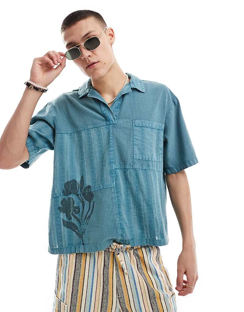 

Reclaimed Vintage – Синяя короткая рубашка-поло из трех коробок с лоскутным кроем и цветочным мотивом