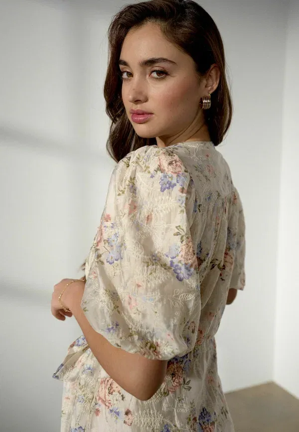 Платье Regular fit puff short sleeve wrap midi dress . maxi dress Next, розовая цветочная вышивка — фото 4