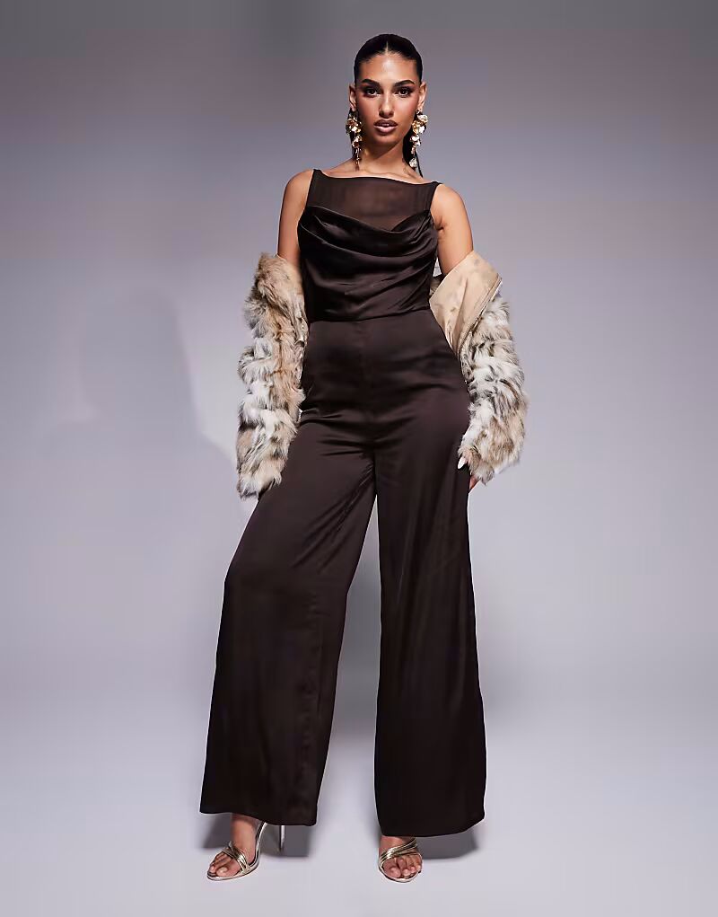 

Атласный комбинезон ASOS DESIGN шоколадно-коричневого цвета с водопадным воротом, прозрачной подкладкой и пряжкой сзади
