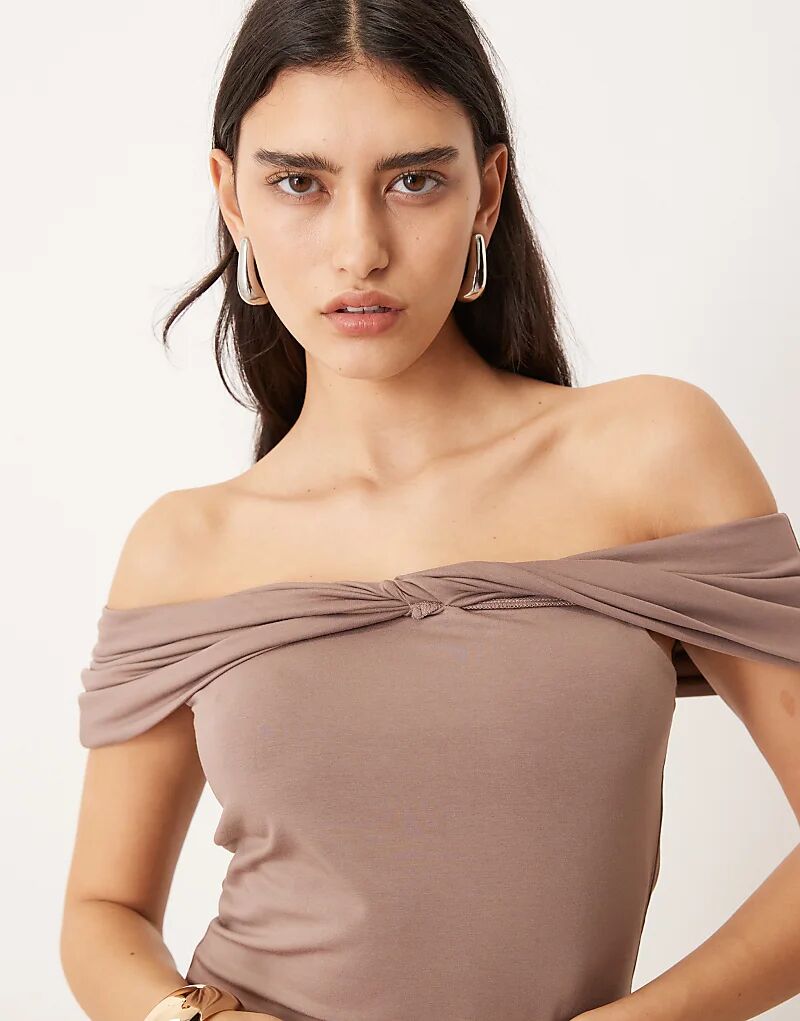 

Асимметричный топ с открытыми плечами от Abercrombie & Fitch коричневого цвета