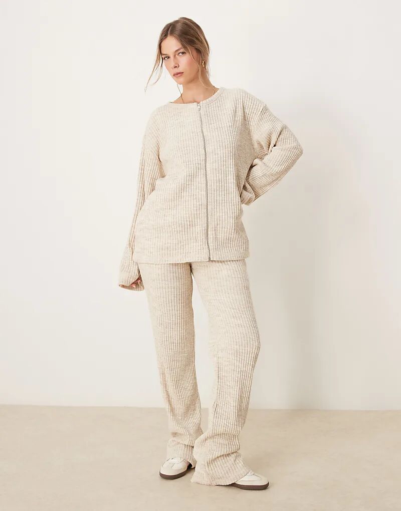 

Широкие брюки в рубчик с начесом цвета экрю от ASOS DESIGN — часть комплекта