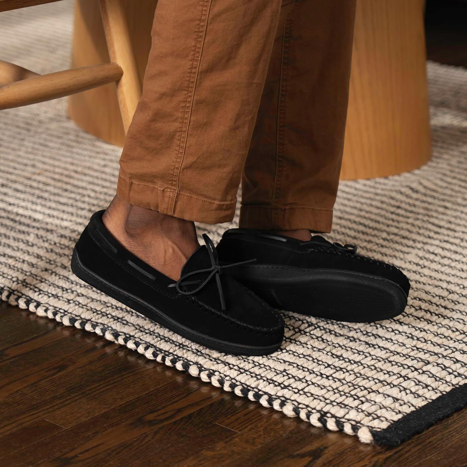 Мужские тапочки Minnetonka с плюшевой подкладкой и жесткой подошвой, черный — фото 3