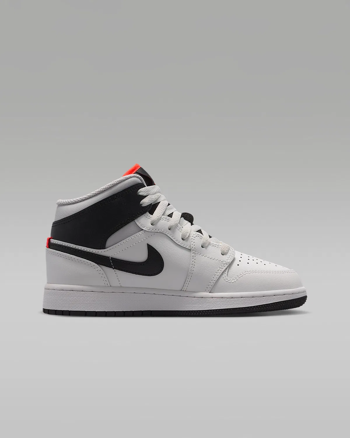 Кроссовки Air Jordan 1 Mid для детей старшего возраста, Summit White/Infrared 23/Neutral Grey/Black — фото 3