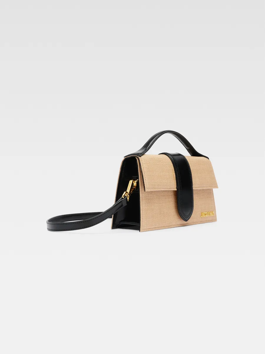 

Сумка через плечо с клапаном Ле Гранд Бамбино Jacquemus, слоновая кость/черный