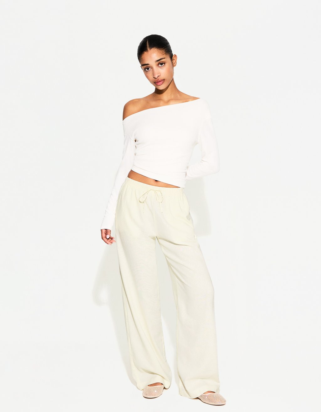 

Брюки WITH AN ELASTICATED WAISTBAND Bershka, светло-желтый