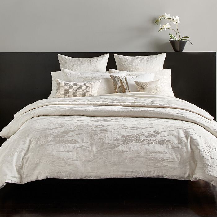 

Подушка Collection Seduction Duvet, Full/Queen Donna Karan, слоновая кость/кремовый