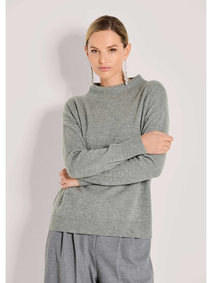 

MADELEINE Элегантный вязаный свитер со стоячим воротником-стойкой, серо-бежевого цвета / меланж