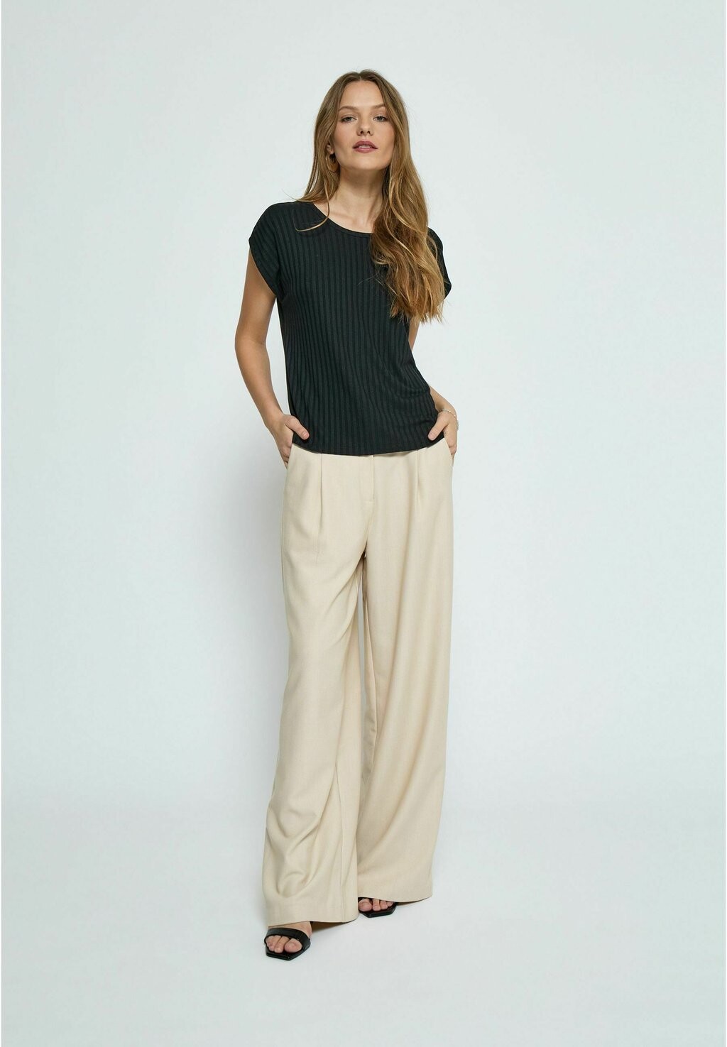 

Базовая футболка VALLY ROUND NECK PEPPERCORN, черный