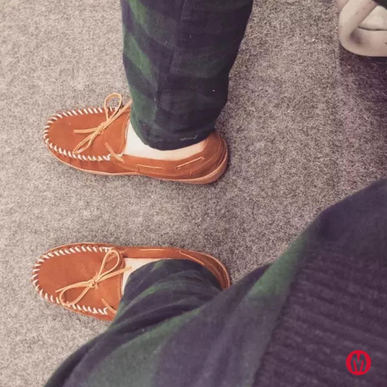 Мужские тапочки Minnetonka с плюшевой подкладкой и жесткой подошвой, Tan — фото 4