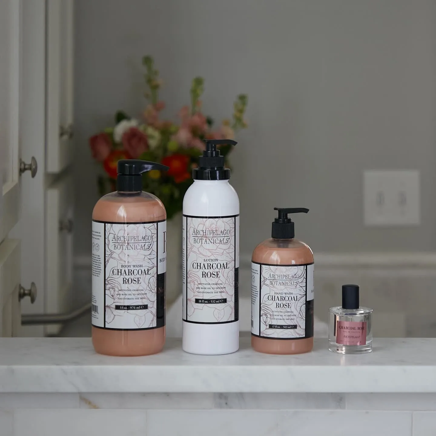 Гель для душа Archipelago Botanicals Charcoal Rose, увлажняющий и для ежедневного использования, для роскошно гладкой кожи, без парабенов, фталатов и ГМО (955 мл) 976 мл, black — фото 3