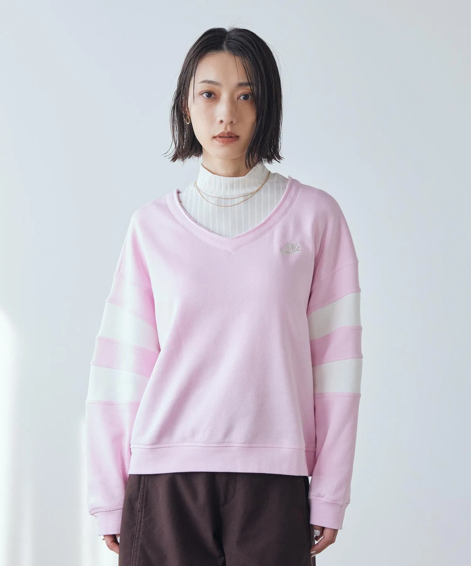 Женская флисовая толстовка Nike Sportswear Club Fleece Oversized с V-образным вырезом, артикул IQ0085-663, розовая, цвет Foam. — фото 2