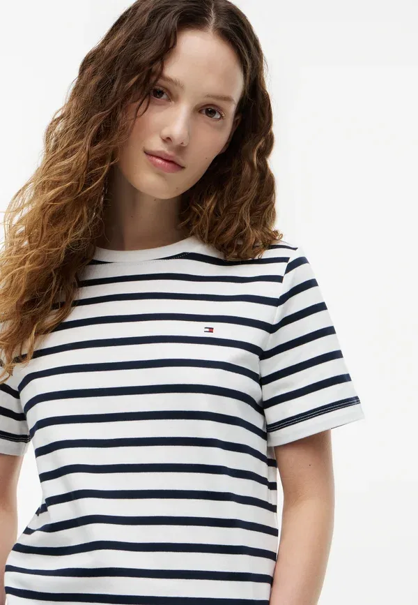 Футболка Tommy Hilfiger Boxy interlock tee print t-shirt, цвет бретон экрю/тёмно-синий — фото 3