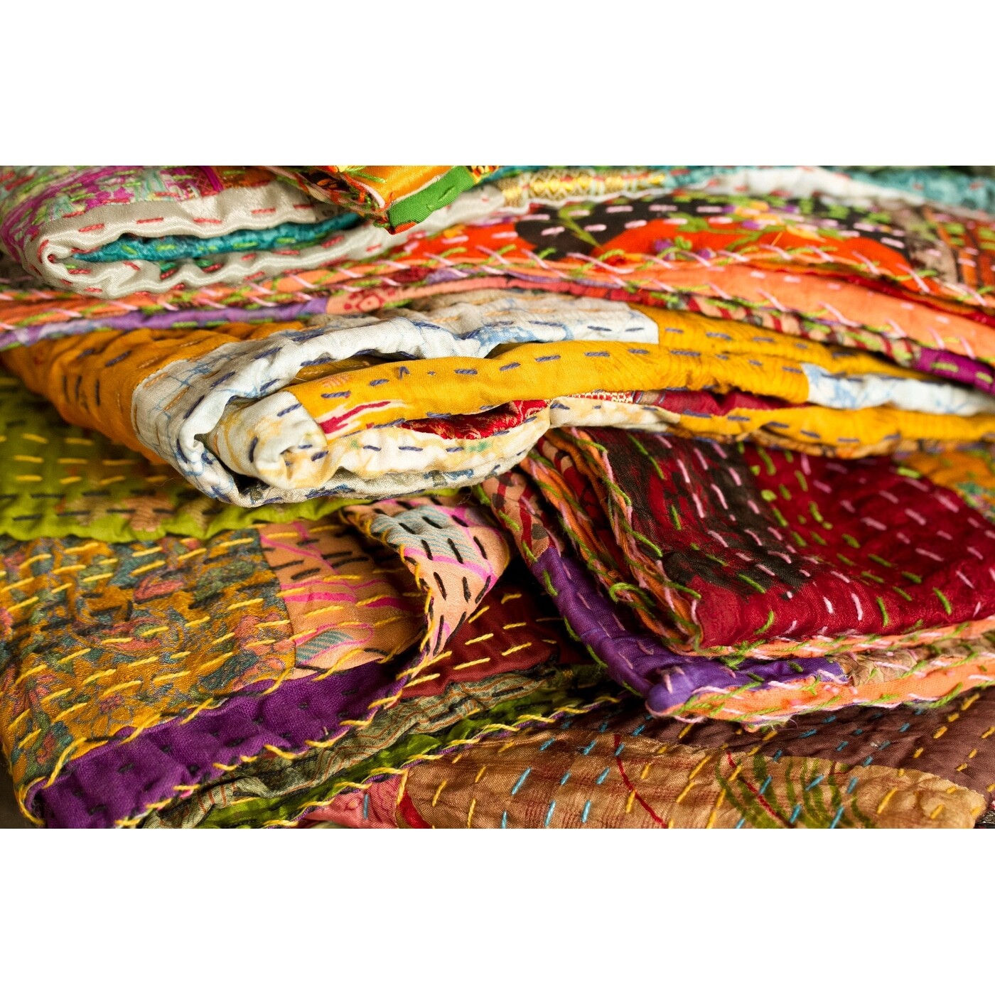 

Плед Bed Bath & Beyond Kantha Silk, красный / зеленый / серый
