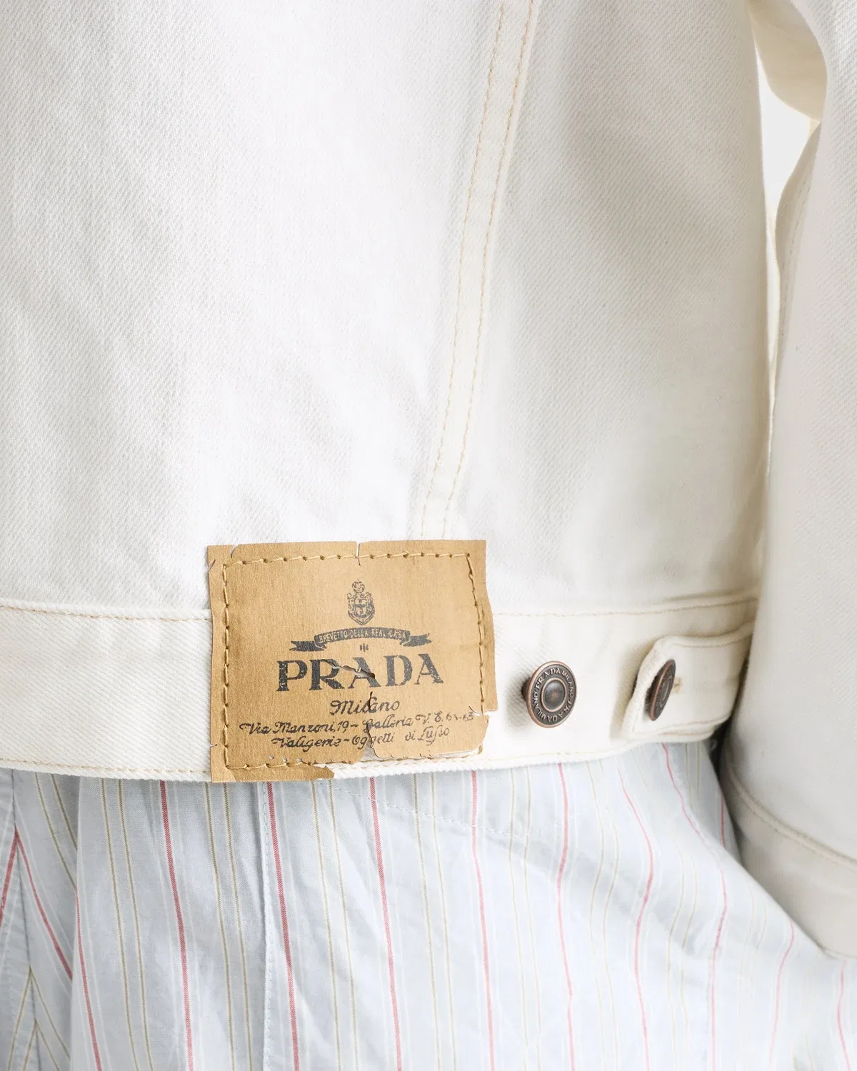 Старая джинсовая куртка с кожаными деталями Prada, белый — фото 4