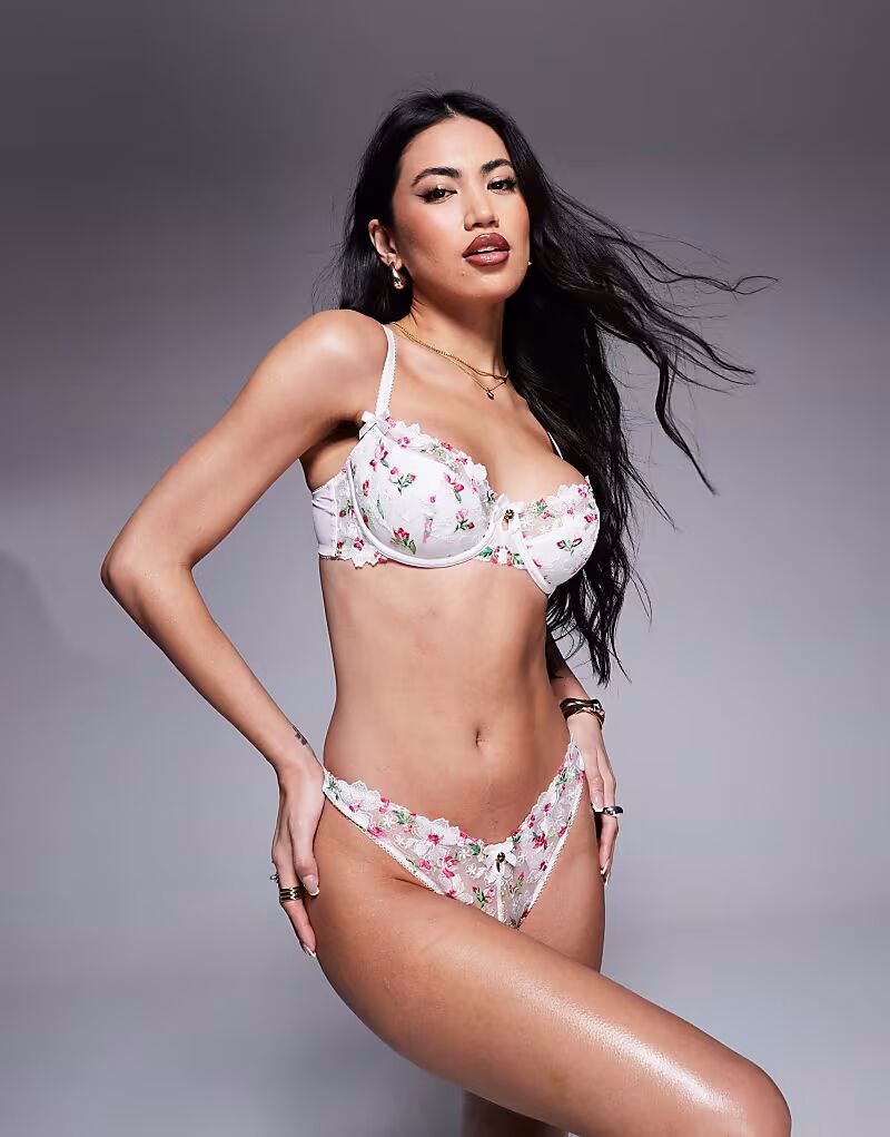 

Вышитые стринги Boux Avenue Blossom Garden белого цвета