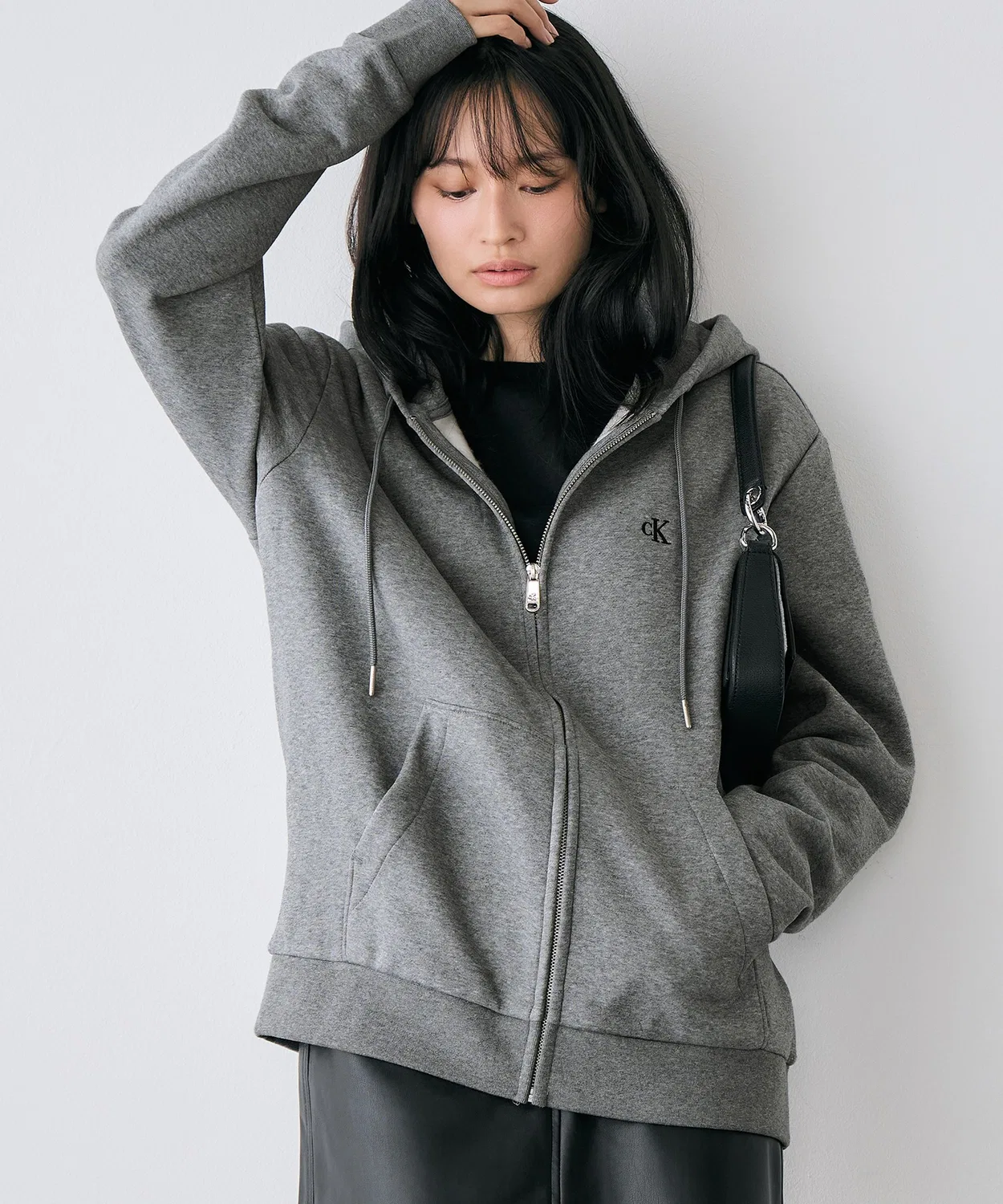 Флисовая кофта с капюшоном Calvin Klein с архивным логотипом, длинный рукав, цвет тёмно-синий — фото 3