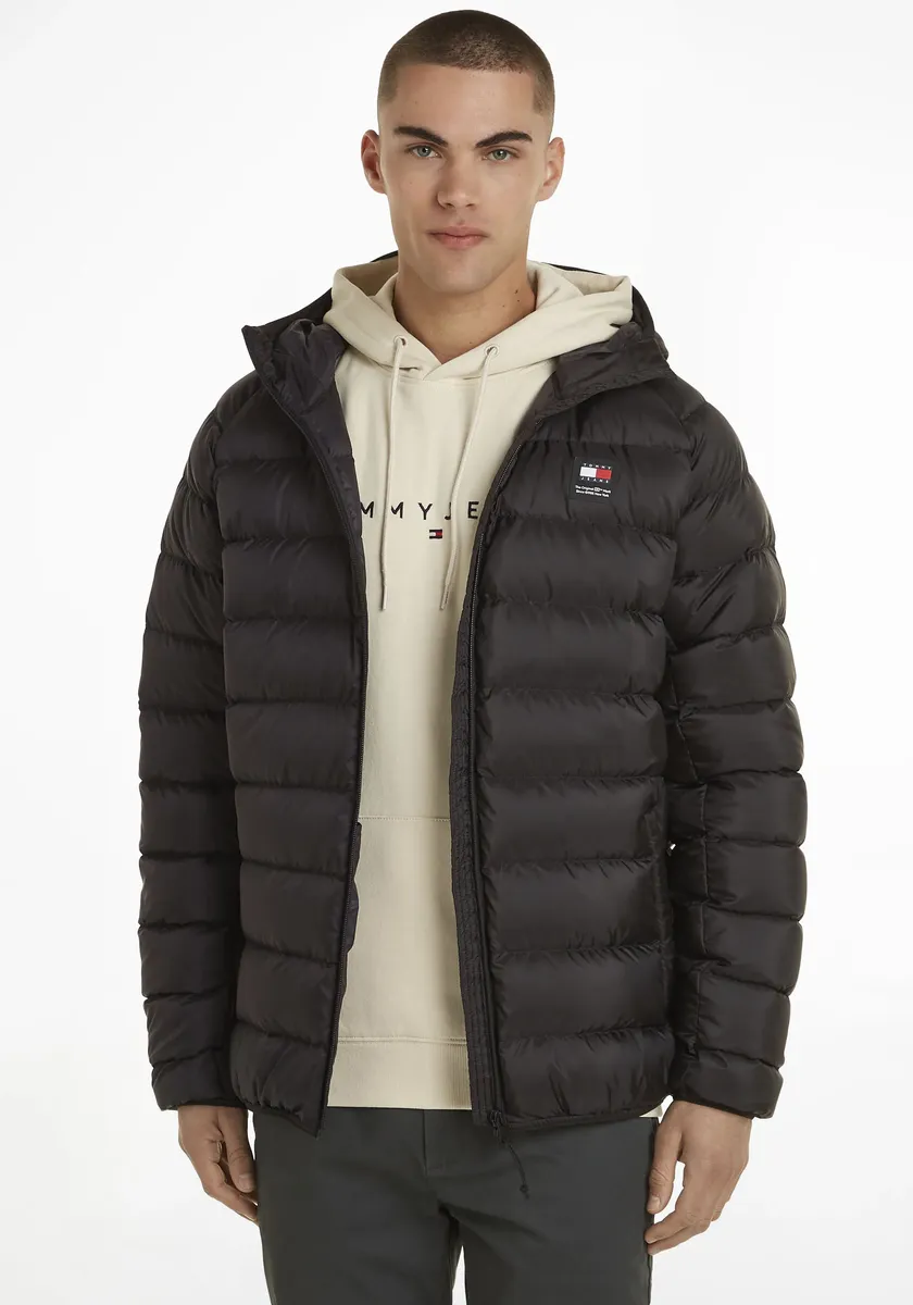 

Пуховик Tommy Jeans "TJM HOODED LT DOWN JACKET EXT", с капюшоном, с капюшоном и встроенным воротником-стойкой, черный