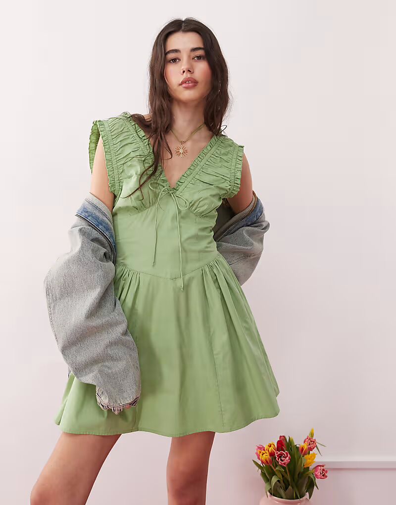 

Летнее платье Reclaimed Vintage зеленого цвета с отделкой рюшами и завязками на талии