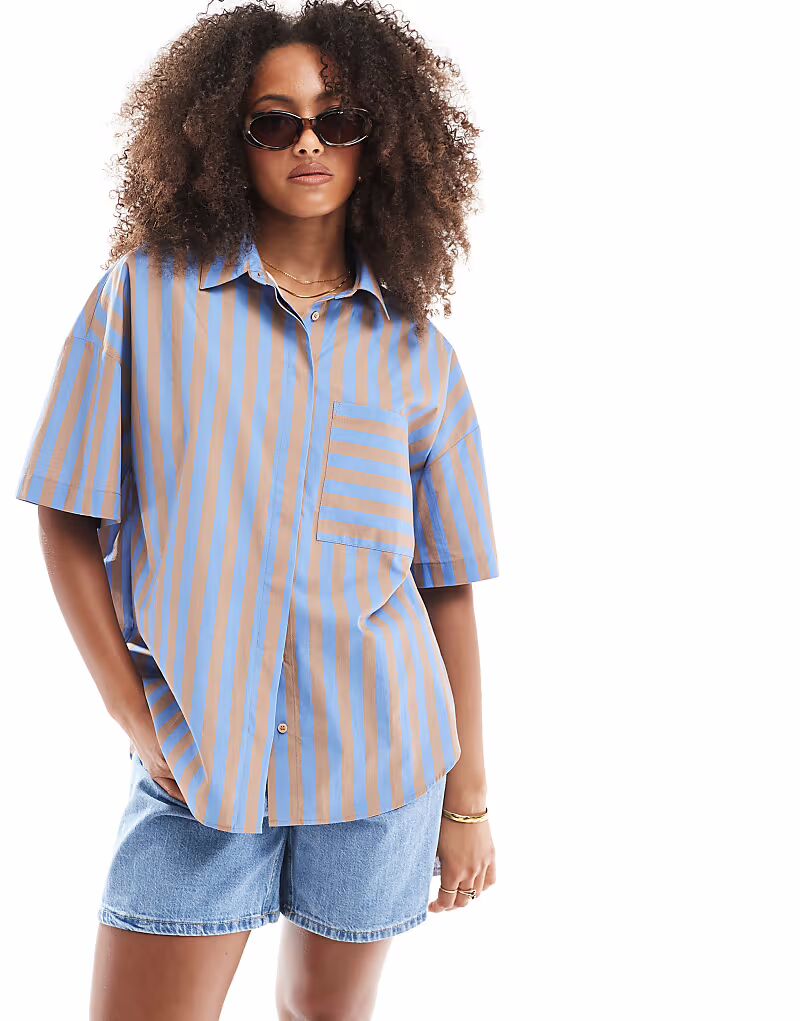 

Рубашка свободного кроя с короткими рукавами ASOS DESIGN в сине-коричневую полоску