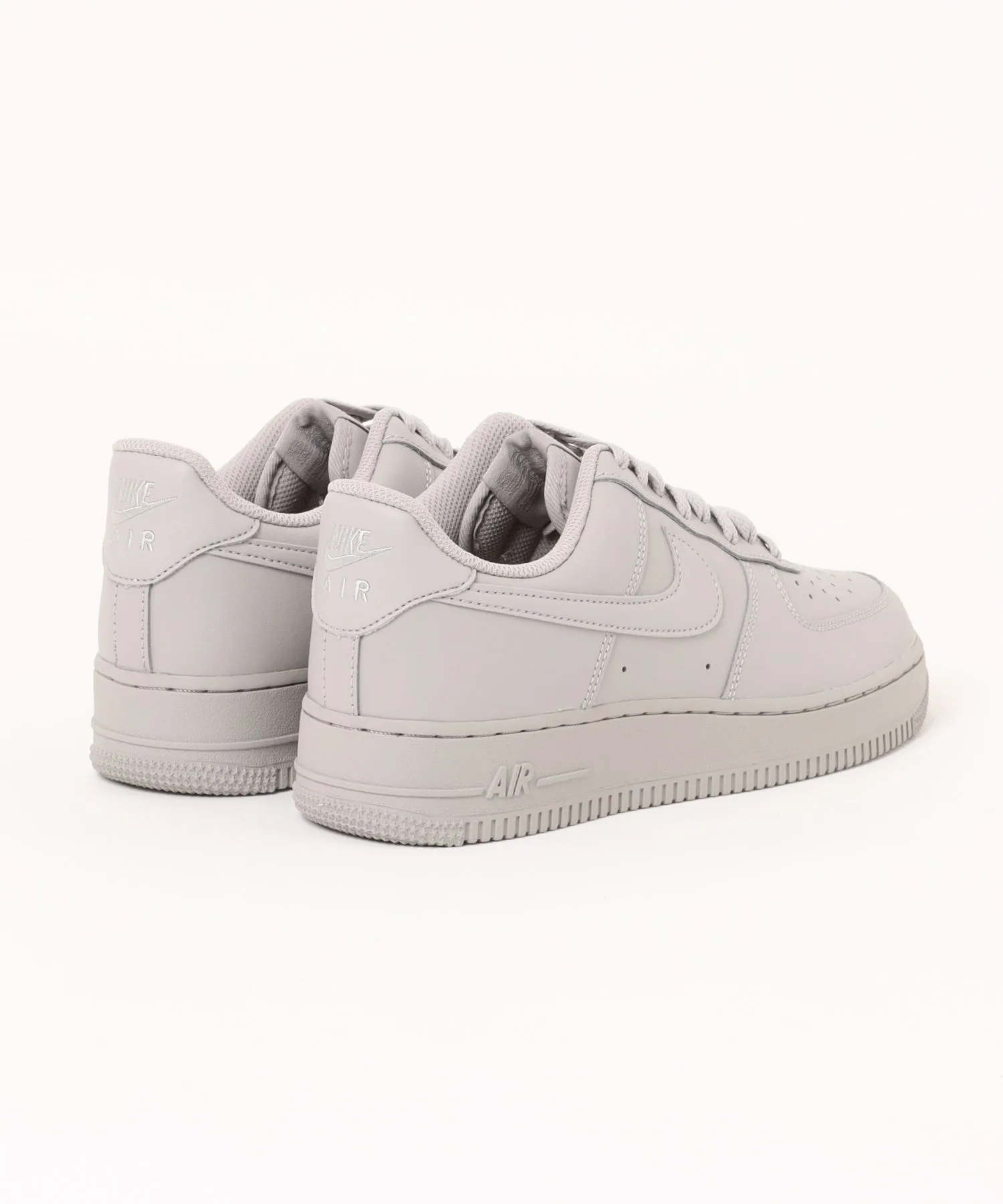 Мужские кроссовки из натуральной кожи Air Force 1 '07 NIKE серые — фото 2