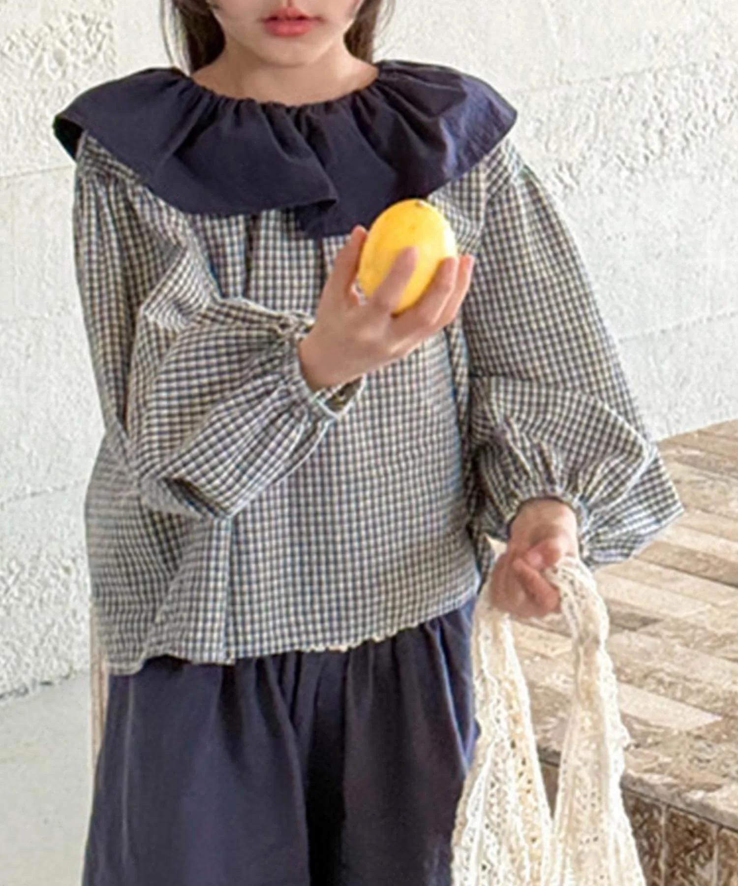 Блузка в клетку с воротником-рюшами Aimoha Kids, gray — фото 3