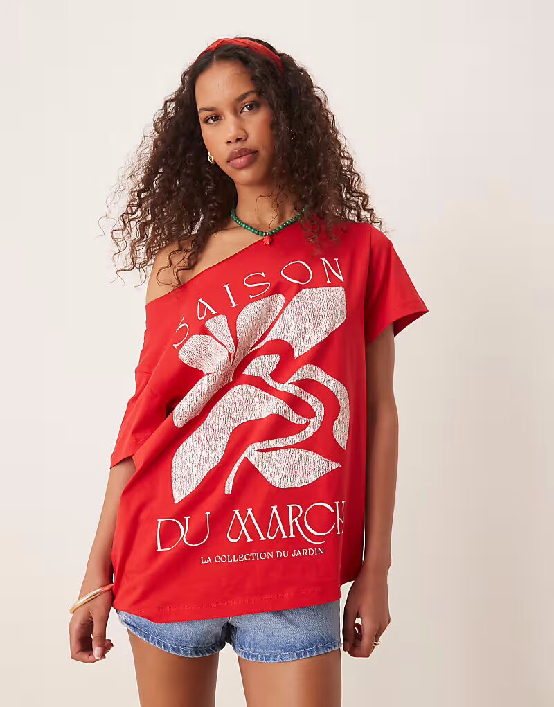 

Футболка ASOS DESIGN с открытыми плечами и сезонной графикой красного цвета