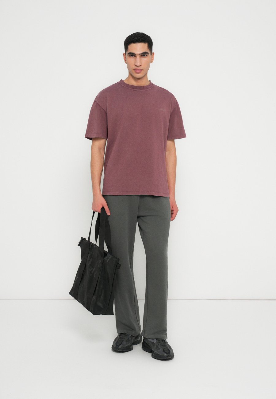 

Футболка ARKK Copenhagen BOXY TEE UNISEX, Mauvé/Purple