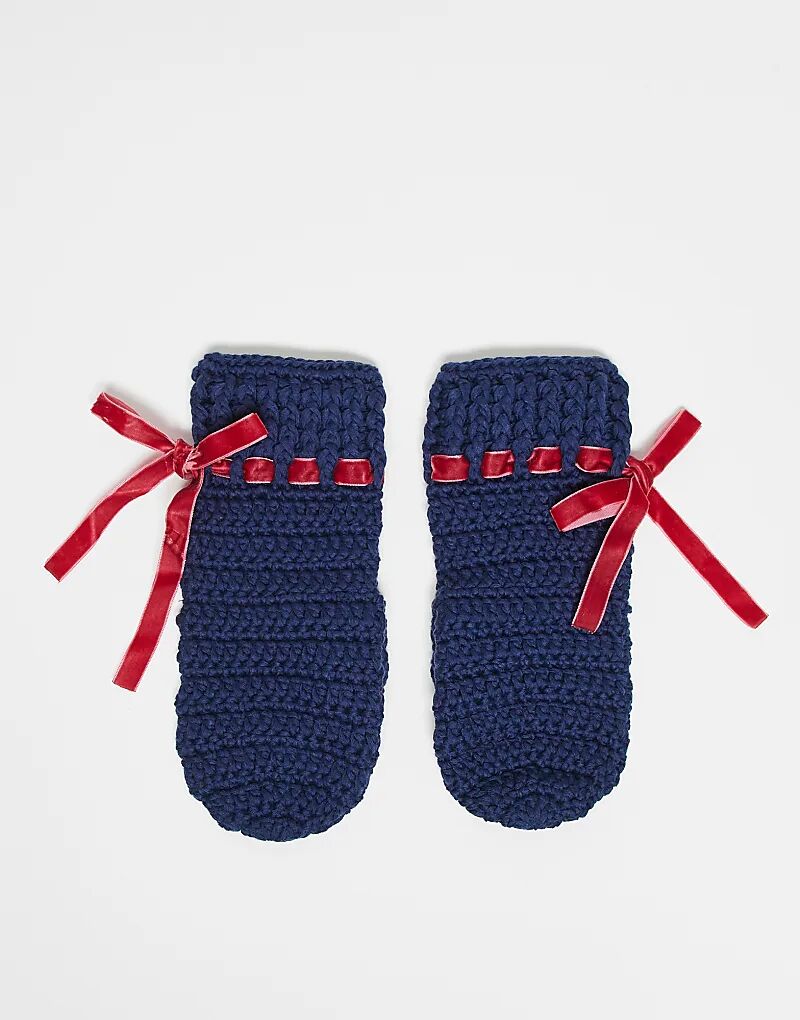 

Вязаные крючком варежки из восстановленного винтажного бархата синего цвета