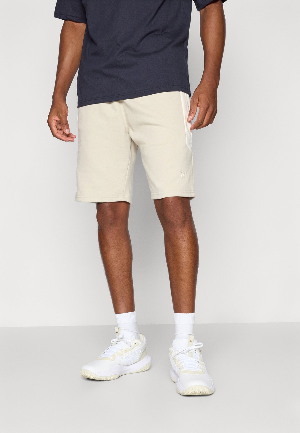 

Спортивные шорты MLB NEW YORK YANKEES RAGLAN SHORT - Club wear New Era, цвет Stone
