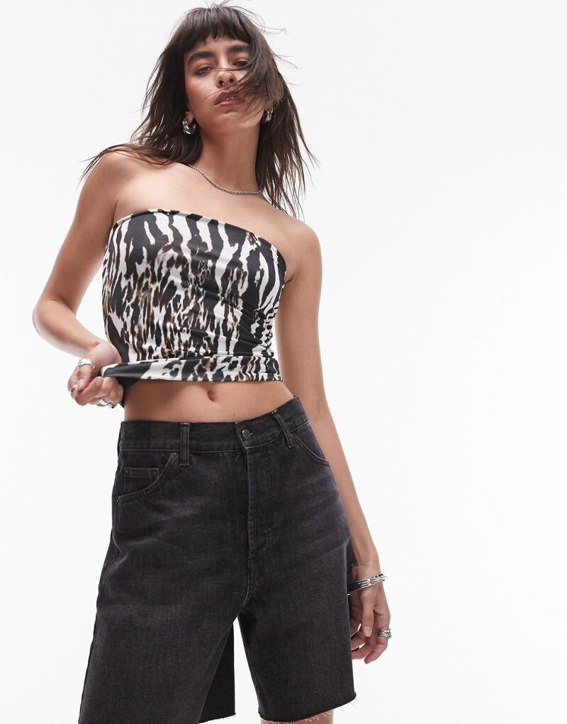 

Черно-белый топ-бандо с животным принтом Topshop