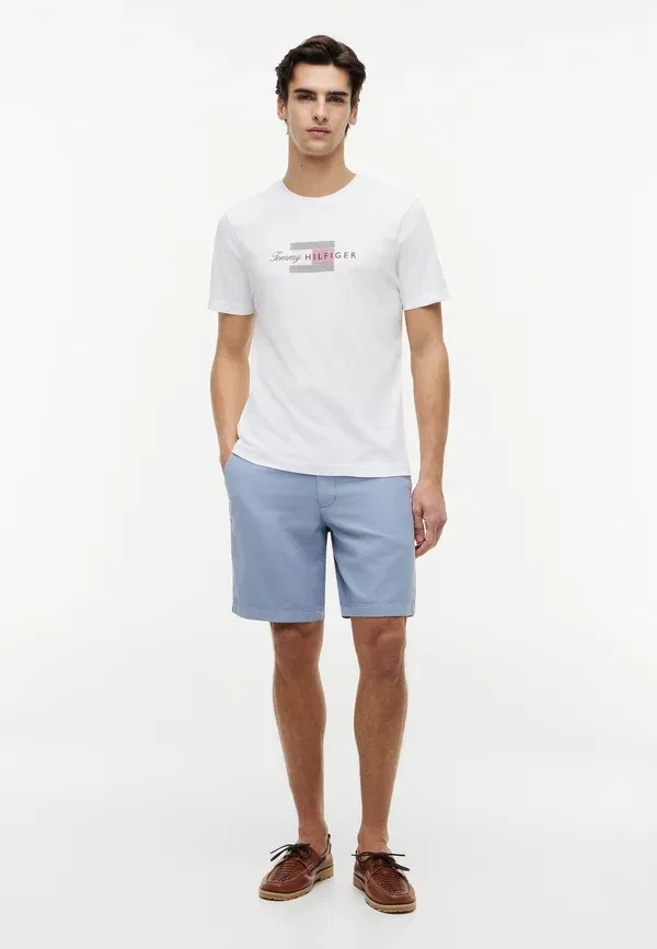 Футболка Tommy Hilfiger Script Flag Regular Tee Brand Love Print, белый — фото 2