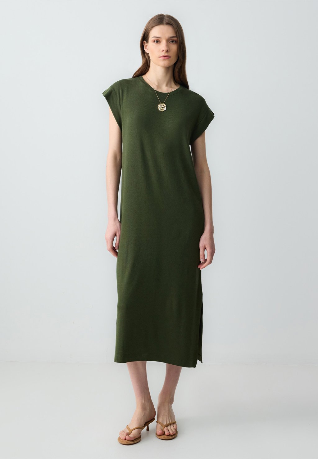 

Вязаное платье CREW-NECK MIDI WITH SLIT DETAIL Jimmy Key, светло-зеленый