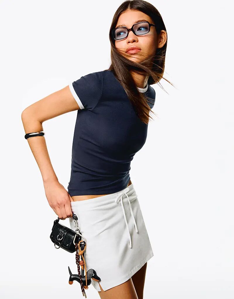 

Контрастная футболка Bershka с короткими рукавами темно-синего цвета