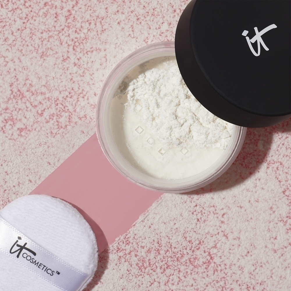Рассыпчатая пудра Bye bye pores poreless finish - это осветляющая рассыпчатая пудра, придающая коже бархатистую мягкость. It Cosmetics, atspalvis translucent 6,8 гр — фото 2